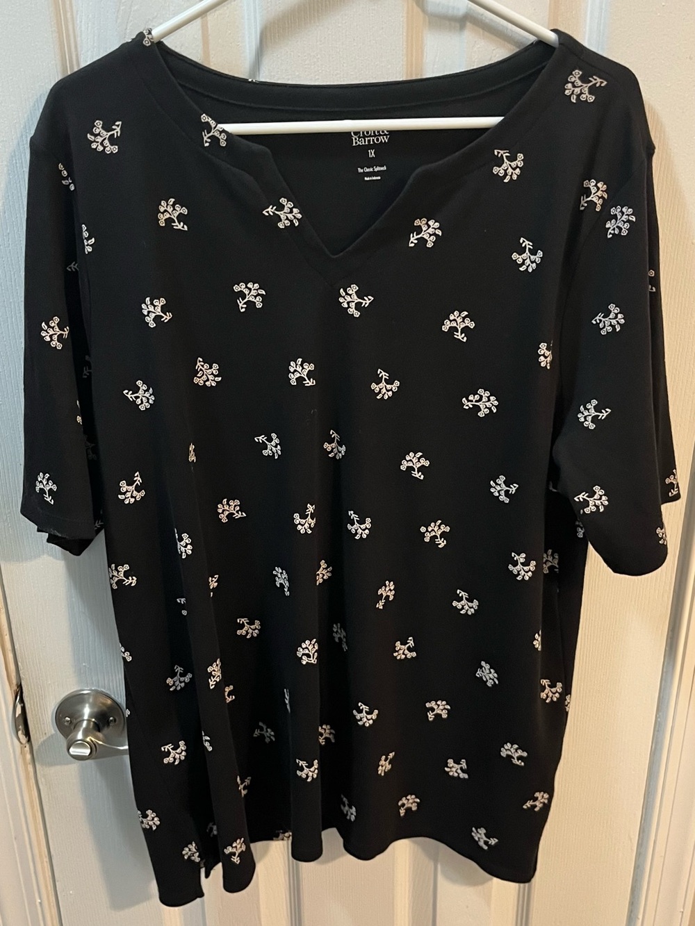 Croft & Barrow Black Short-Sleeve Splitneck Top with White Floral Print Size 1X